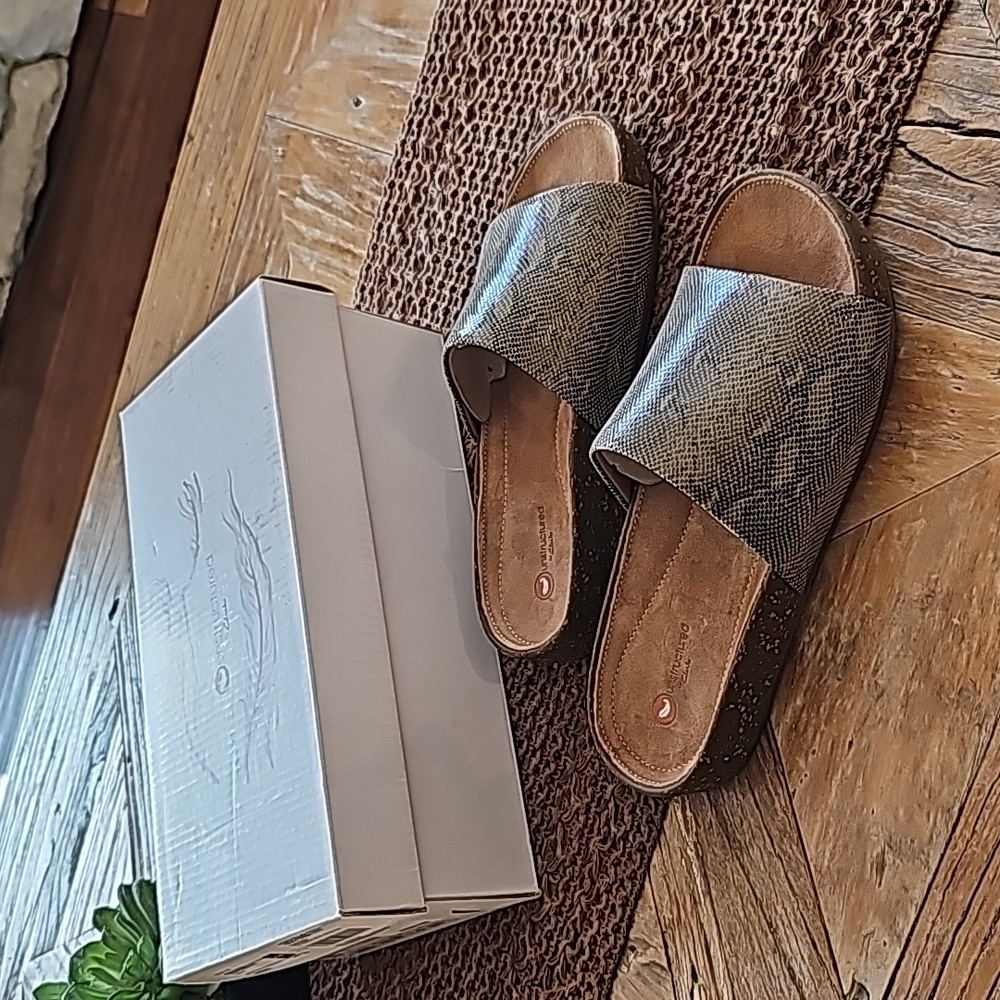 New CLARKS  leather slides! 5.5